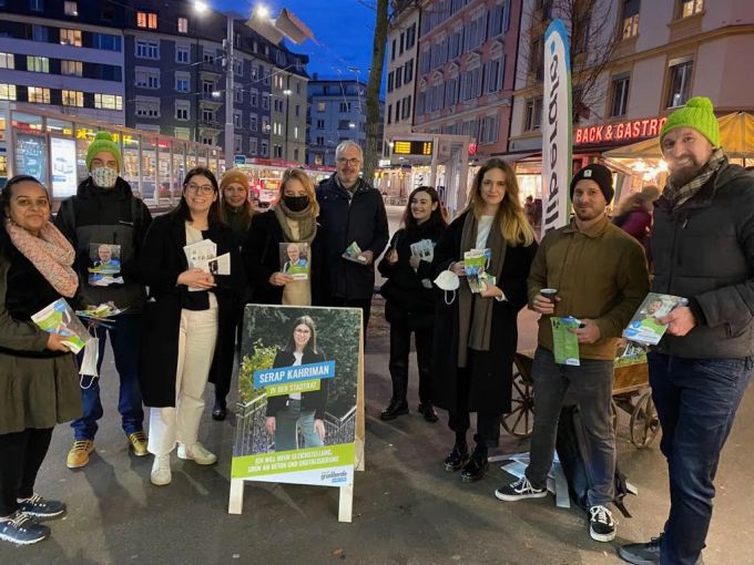 Wahlkampf und Flyern für den Zürcher Gemeinderat am Albisriederplatz mit (v.l.n.r.): Sultana Khan, Marcel Butz, Serap Kahriman (Kandidatin für den Stadtrat), Samira Eilinger, Sandra Bienek, Andreas Hauri (Stadtrat), Sanija Ameti, Rahel Zingg, Moreno Feltscher, Nicolas Cavalli (bisher im Gemeinderat und zur Wiederwahl antretend). Rahel Zingg GLP