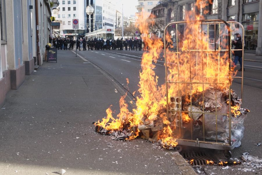 Antifaschisten schlugen dabei auf Polizeiwagen ein und verursachten Sachschäden.