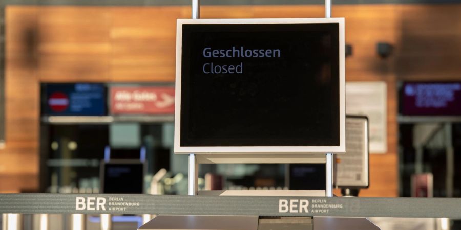 «Geschlossen» steht auf dem Schild an einem Check-in-Schalter am BER. Das Sicherheitspersonal des Flughafen befindet sich in einem Ausstand, der erst um Mitternacht enden wird.