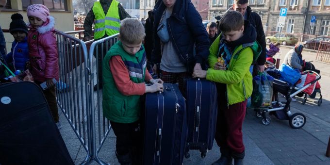Ukrainische Flüchtlinge und ihre Kinder warten am Bahnhof im polnischen Przemysl. Ukraine Krieg