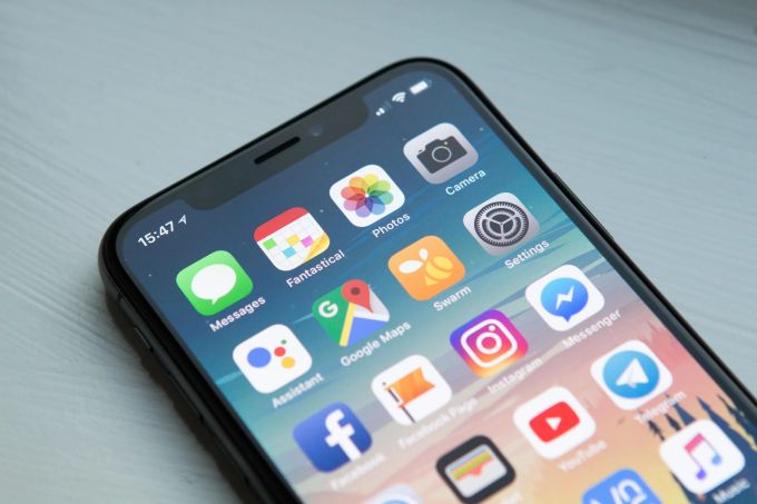 Telegram bietet auch vielen kruden Gruppierungen einen Kommunikationskanal. Handyscreen mit Telegram App