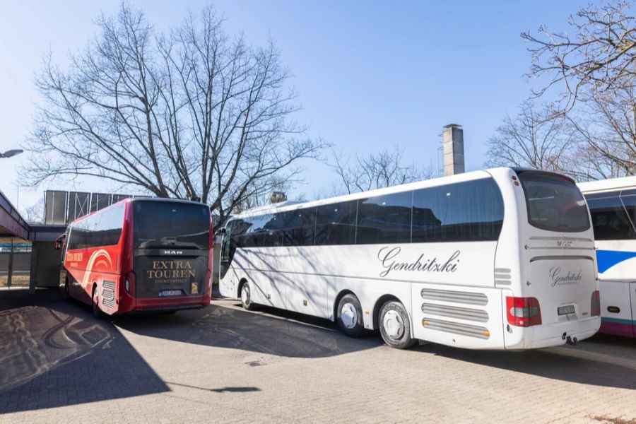 In diesen Bussen reisten die Kinder mit ihrer Begleitung aus der Ukraine an.