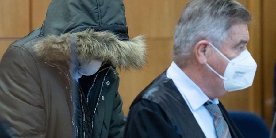 Gegen den aus Syrien stammenden Arzt hat im Frankfurter Oberlandesgericht der Prozess begonnen. Foto: Boris Roessler/dpa Pool/dpa