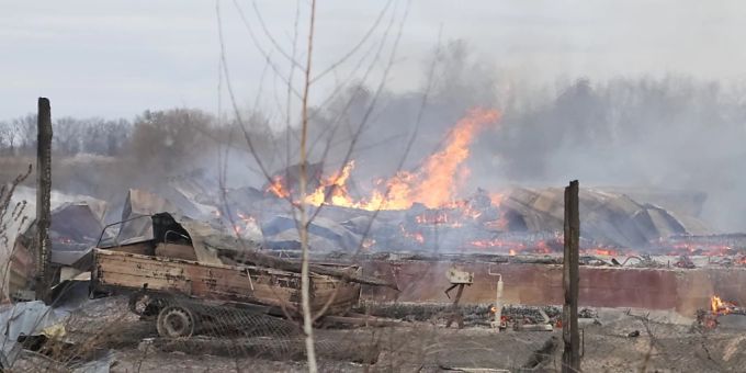 Flammen und Rauch steigen aus den Trümmern eines Privathauses nach russischem Beschuss ausserhalb der ukrainischen Hauptstadt auf. Russische Truppen haben ihren erwarteten Angriff auf die Ukraine gestartet. Foto: Efrem Lukatsky/AP/dpa Ukraine Konflikt