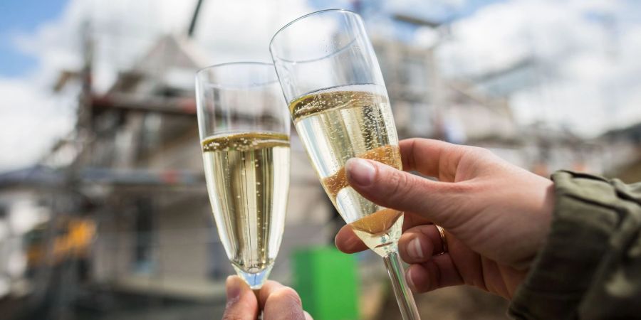Na dann Prost! Viele Deutsche glauben, sich den Traum der eigenen vier Wände aufgrund der gesalzenen Preise nicht mehr leisten zu können.