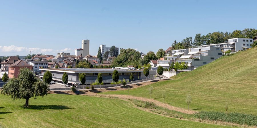 Blick auf Düdingen von der Chännelmattstrasse aus. Vorne in der Bildmitte der Migros Supermarkt an der Käsereistrasse 3.
