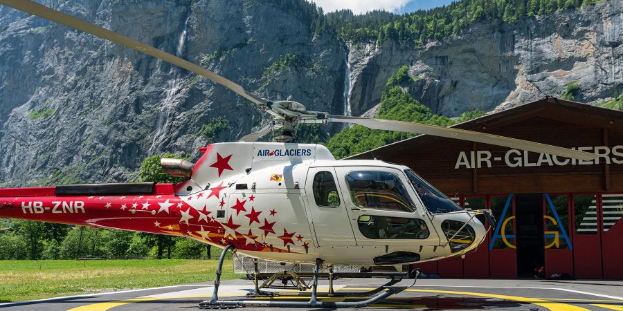 Ein Rettungshelikopter der Air Glaciers auf dem Heliport Lauterbrunnen.