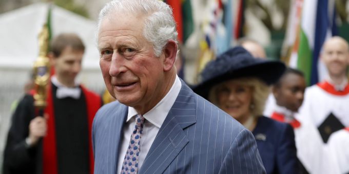 Der neue britische König heisst Charles III. - das bestätigte der Palast in London am Donnerstag offiziell, nachdem ihn bereits die britische Premierministerin Liz Truss so genannt hatte. Zuvor hatte es Spekulationen gegeben, der bisherige Thronfolger könne einen seiner anderen drei Vornamen wählen. Der 73-Jährige heisst mit vollem Namen Charles Philip Arthur George. Britain Queen Elizabeth New King
