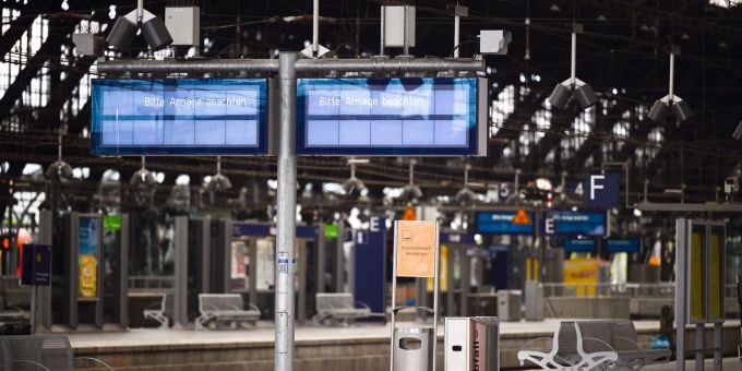 Nahezu verwaist - der Kölner Hauptbahnhof. Nahezu verwaist - der Kölner Hauptbahnhof.