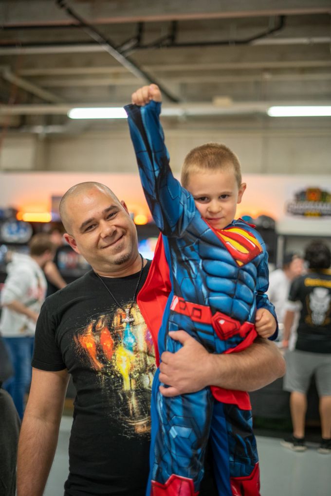 Das HeroFest lockt ein breites Publikum aus jeder Altersklasse an. Kind als Superman verkleidet.
