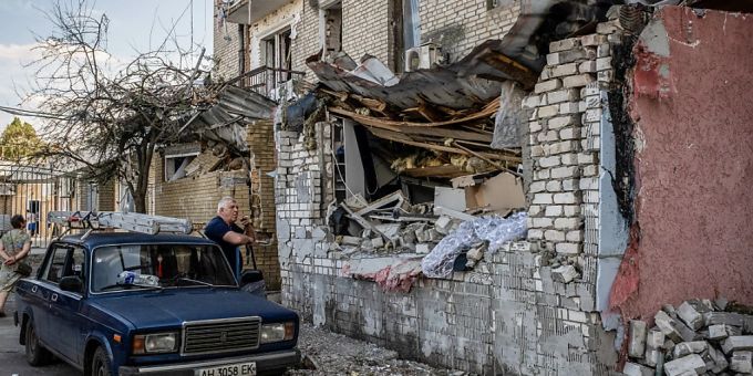 dpatopbilder - Ein Mann betrachtet die Ruinen von Wohngebäuden, nachdem russische Artilleriegeschosse das Stadtzentrum von Slowjansk getroffen haben. Foto: Alex Chan Tsz Yuk/SOPA Images via ZUMA Press Wire/dpa dpatopbilder - Ein Mann betrachtet die Ruinen von Wohngebäuden, nachdem russische Artilleriegeschosse das Stadtzentrum von Slowjansk getroffen haben. Foto: Alex Chan Tsz Yuk/SOPA Images via ZUMA Press Wire/dpa