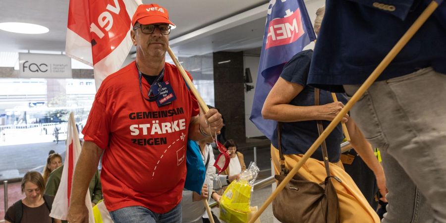 Teilnehmer der Kundgebung auf dem Weg zu den Verhandlungen. Die Gewerkschaft Verdi fordert 9,5 Prozent mehr Geld für rund 20.000 Beschäftigte der Lufthansa am Boden.