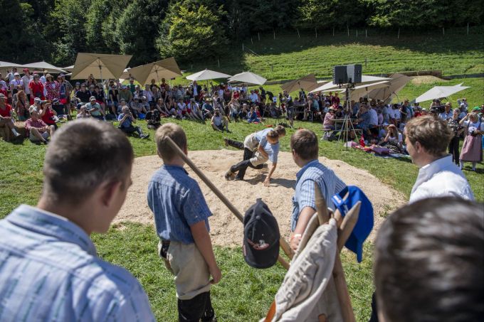 Zwei Jungschwinger in aktion auf der Rütliwiese während der Bundesfeier auf dem Rütli, welche im Zeichen des Schweizer Traditionssport Schwingen steht, am Montag, 1. August 2022. rütli