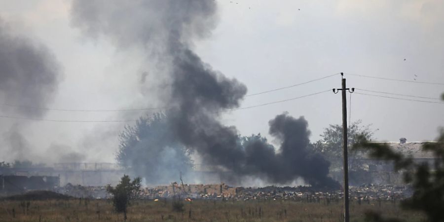 Symbolbild: Rauch steigt über einem Explosionsort eines Munitionslagers der russischen Armee auf der Krim auf. Foto: Uncredited/AP/dpa