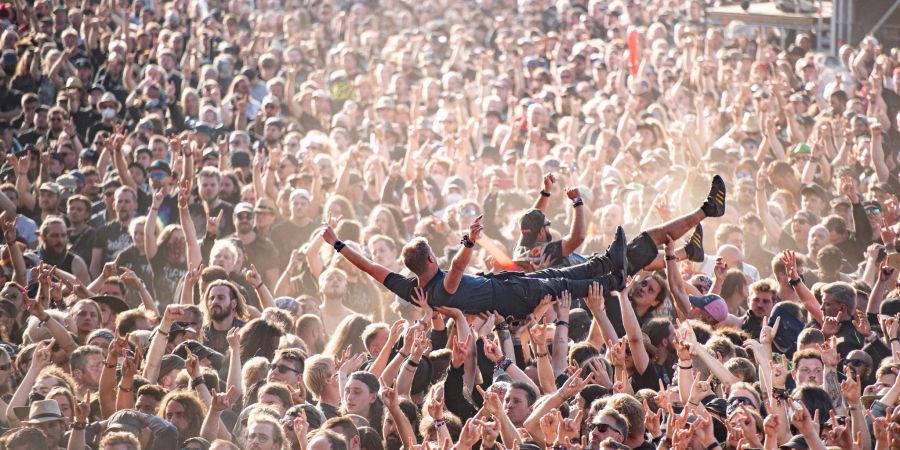 Crowdsurfen in Wacke. Das WOA gilt als grösstes Heavy-Metal-Festival der Welt.