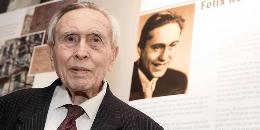 ARCHIV - Der tschechische Holocaust-Überlebende und Physiker Felix Kolmer steht in der Gedenkstätte Deutscher Widerstand in Berlin in der Ausstellung «Schuhe, Steine, Ich - Reflexionen aus Auschwitz» vor einem Foto, das ihn zeigt. Foto: picture alliance / Jörg Carstensen/dpa