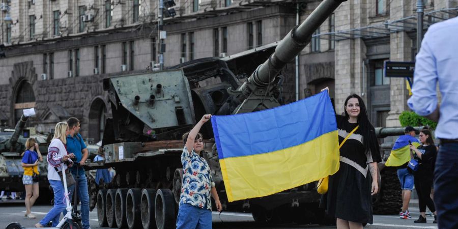Rund sechs Monate nach Beginn der russischen Invasion zelebriert die Ukraine ihren Nationalfeiertag - so wie hier in den Strassen von Kiew.