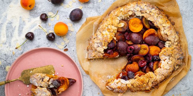 Galette Steinobst fruchtig Teller Pflaumen Aprikosen