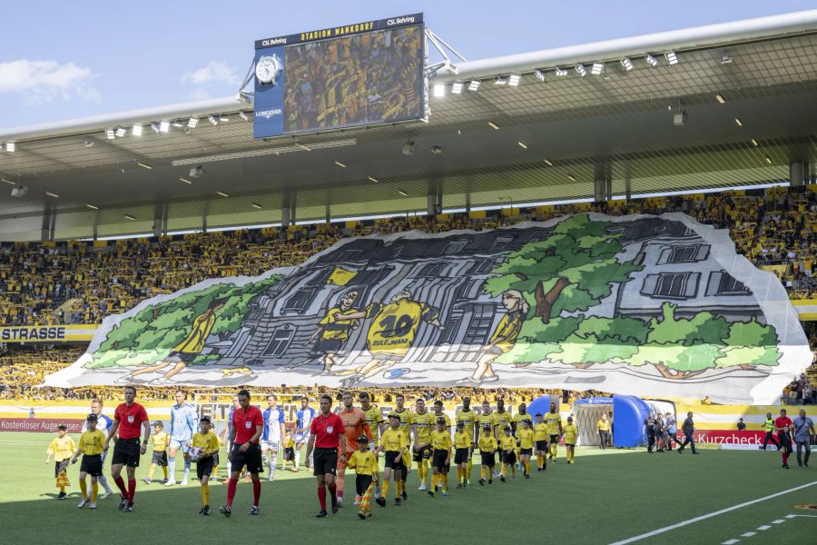 Die Spieler werden im Wankdorf von einer sehenswerten Choreo empfangen.