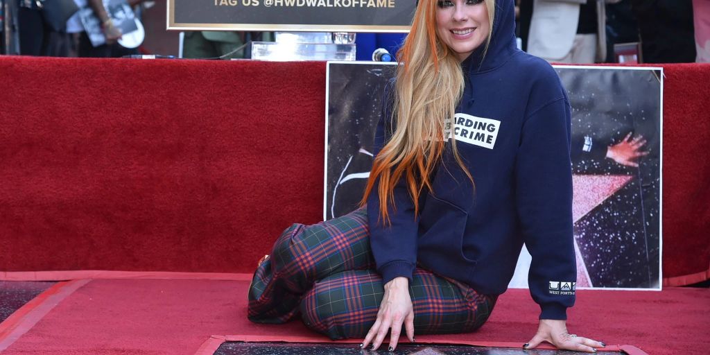 Avril Lavigne räkelt sich auf ihrem neuen Hollywood-Stern.