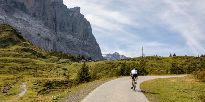 Monika Sattler auf dem Velo