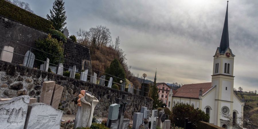 Der Friedhof Wolhusen mit der katholischen Kirche Wolhusen rechts.