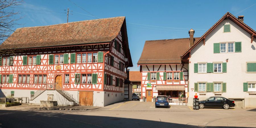 Der Dorfkern im Unterdorf von Marthalen. Links im Bild die Gemeinderatskanzlei Marthalen.