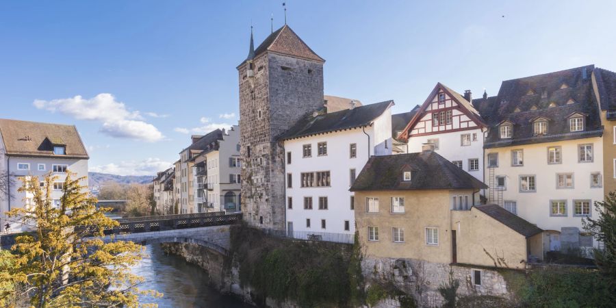 Der Schwarze Turm in Brugg ist eine Turmburg. Er ist das älteste Gebäude und Wahrzeichen am nördlichen Rand der Altstadt.