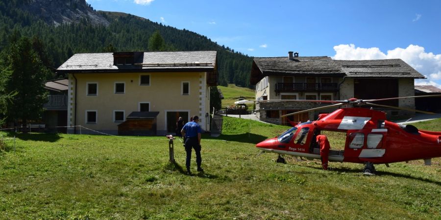 Sils/Segl Maria: Mann stürzt von Dach