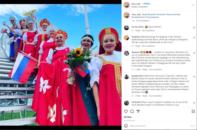 Die Vereinsmitglieder posieren in Trachten und mit russischen Fahnen. Auch das weisse, russische Kriegssymbol «Z» darf anscheinend nicht fehlen. Russkij Basel