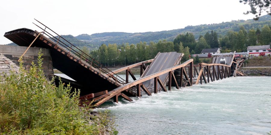 Eine fast 150 Meter lange Brücke über den Fluss Laagen ist im Tal von Gudbrandsdalen zusammengebrochen.