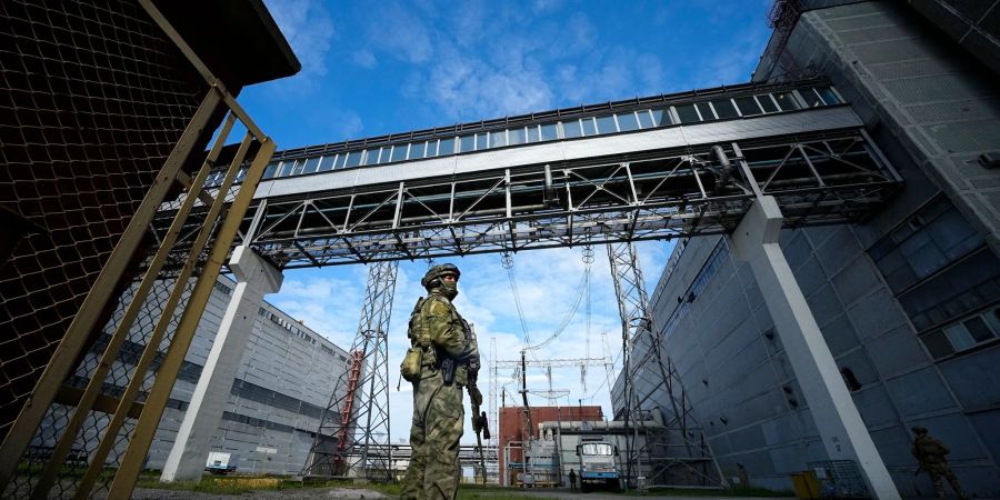 Ein russischer Soldat bewacht einen Bereich des Kernkraftwerks Saporischschja.