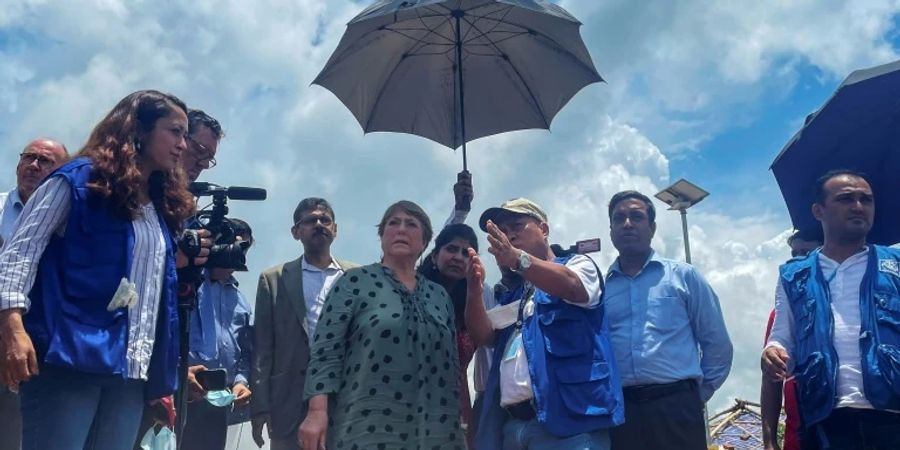 Bachelet bei Besuch von Rohingya-Flüchtlingslager