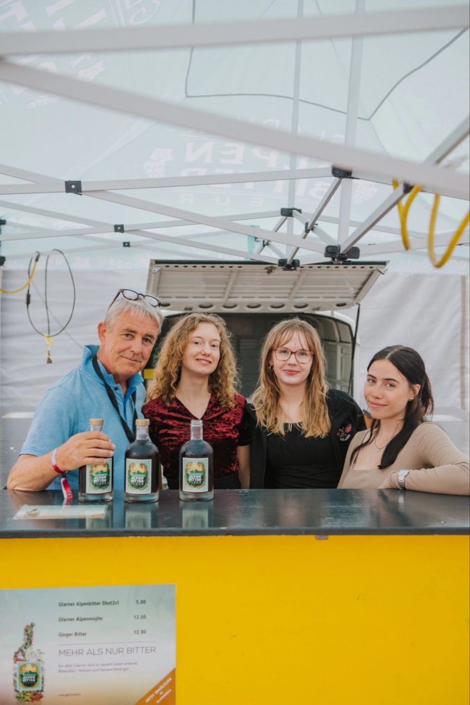 Dani Hauri und sein Team an der Glarner Alpenbitter Bar