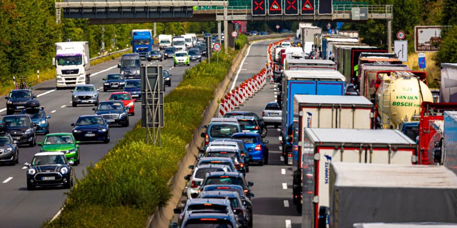 Gefährliches Nadelöhr: Im Bereich von Autobahnbaustellen kracht es oft - besser geht es mit ausreichend Abstand und höchster Konzentration.