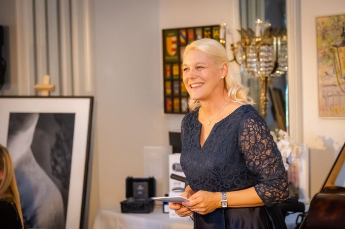 Die Moderatorin, Christina Hatebur, führte gekonnt durch die 6. Benefiz-Gala. Frau in blauem Kleid