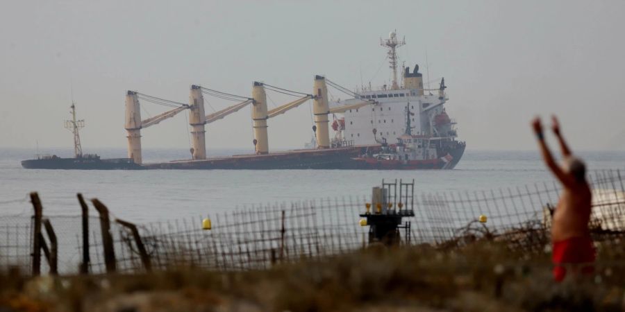 Ein halb versunkener Massengutfrachter vor Gibraltar droht zu sinken.