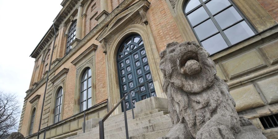 Ein Steinlöwe vor dem Gebäude der Alten Pinakothek in München. Das Museum beherbergt eine der bedeutendsten Kunstsammlungen der Welt.