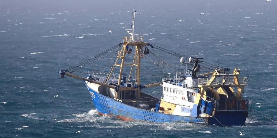 Die Küstenwache alarmierte ihrerseits die Fischerboote in der Nähe. Zudem wurden ein Helikopter und Rettungsboote aufgeboten. Ein Fischer konnte das Kind schliesslich aus dem Wasser ziehen.