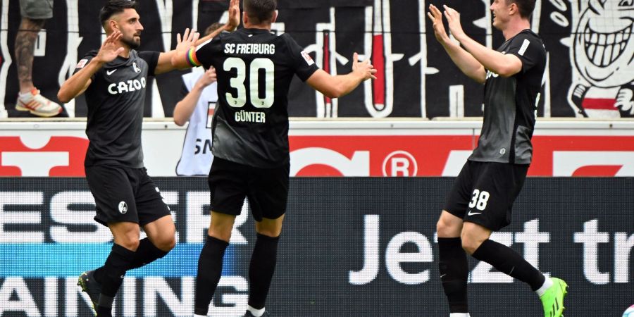 Torschütze Vincenzo Grifo, Christian Günter und Michael Gregoritsch (l-r) bejubeln den Treffer zum Freiburger 1:0.