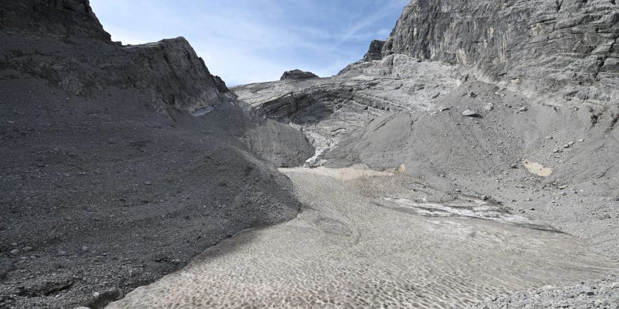 Geröll liegt auf dem Rest des Watzmanngletschers bei Bechtesgarden. Das Eis der deutschen Gletscher sind innerhalb nur eines Jahres deutlich zurückgegangen.