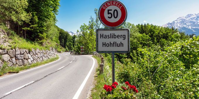 Die Ortstafel Hasliberg Hohfluh. Die Ortstafel Hasliberg Hohfluh.