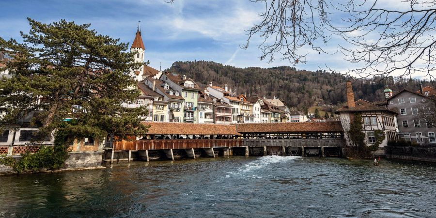 Blick auf die Stadtkirche Thun vom Mürli aus. Im Vordergrund die Aare und die untere Schleuse.