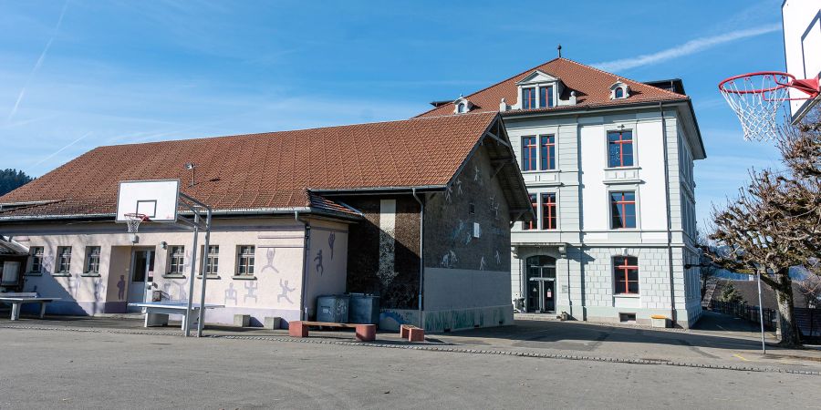 Das Primar- und Realschulhaus Höheweg mit Turnhalle und Sportplatz in Langnau.
