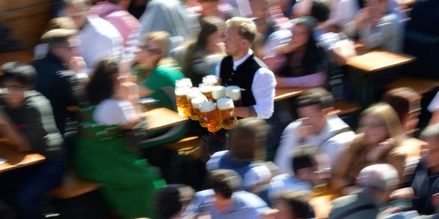 Kellner und Gäste auf dem Oktoberfest 2019
