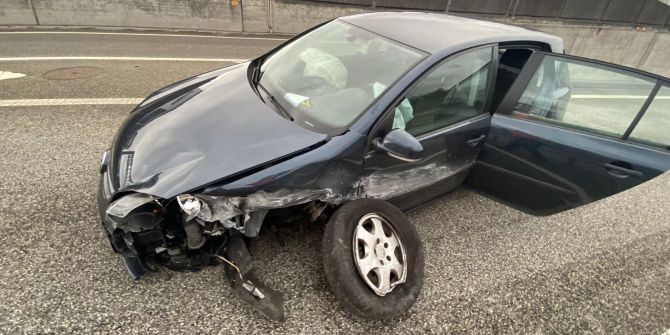 Liestal BL: Bei Unfall gegen Mittelleitplanke gecrasht