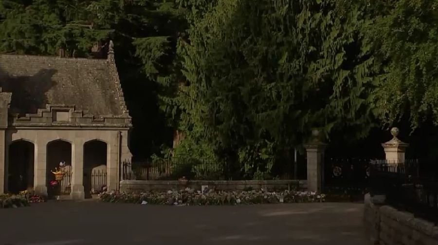 Hunderte Blumen zieren das Schloss Balmoral, in dem Queen Elizabeth am 8. September verstarb.