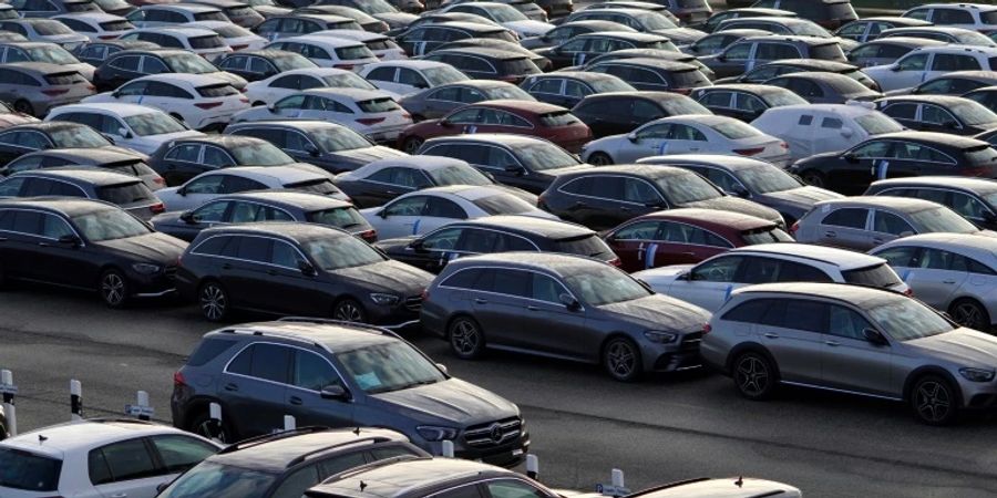 Autos auf einem Parkplatz