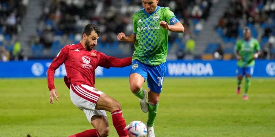 Mahmoud Metwally (l) setzte sich mit Al Ahly Kairo gegen Seattles Nicolas Lodeiro durch.