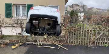 Birsfelden BL: Personenwagenlenker kollidiert mit Hausma